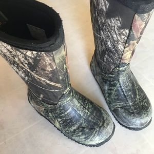 Kids Camouflage Bogs Size 13